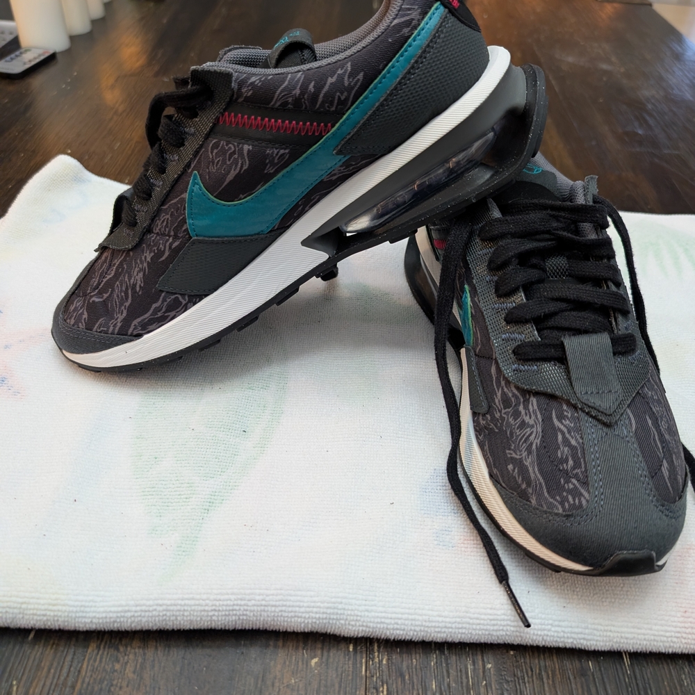 Nike Men's Black and Teal Sneakers